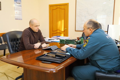 Ход отопительного сезона, подготовку к поводкам и пожароопасному периоду Сергей Сокол обсудил с главой ГУ МЧС по региону